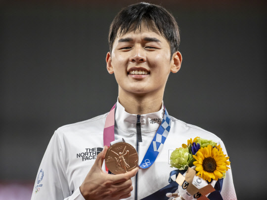 도쿄올림픽 남자 근대5종에서 동메달을 획득한 한국 전웅태가 7일 일본 도쿄스타디움에서 열린 시상식에서 메달을 들어 보이고 있다. <도쿄=연합뉴스>